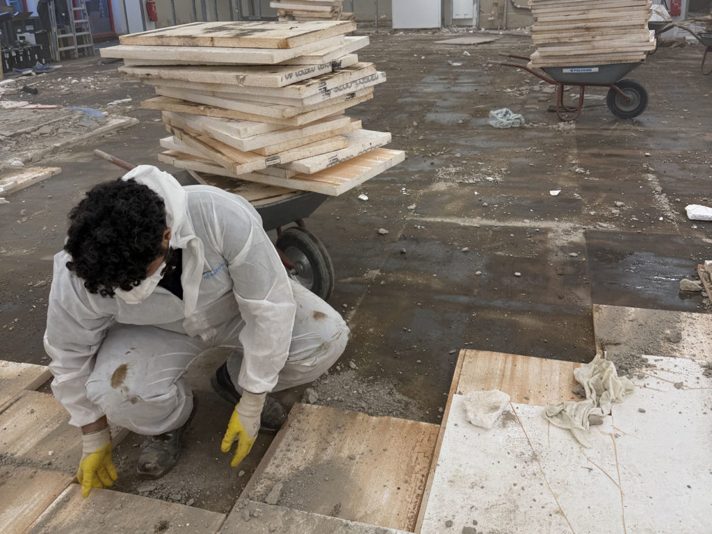 wasserschaden brandschaden sanierung, Entrümpelung und Entsorgung von Bauschutt einer Baustelle in Augsburg