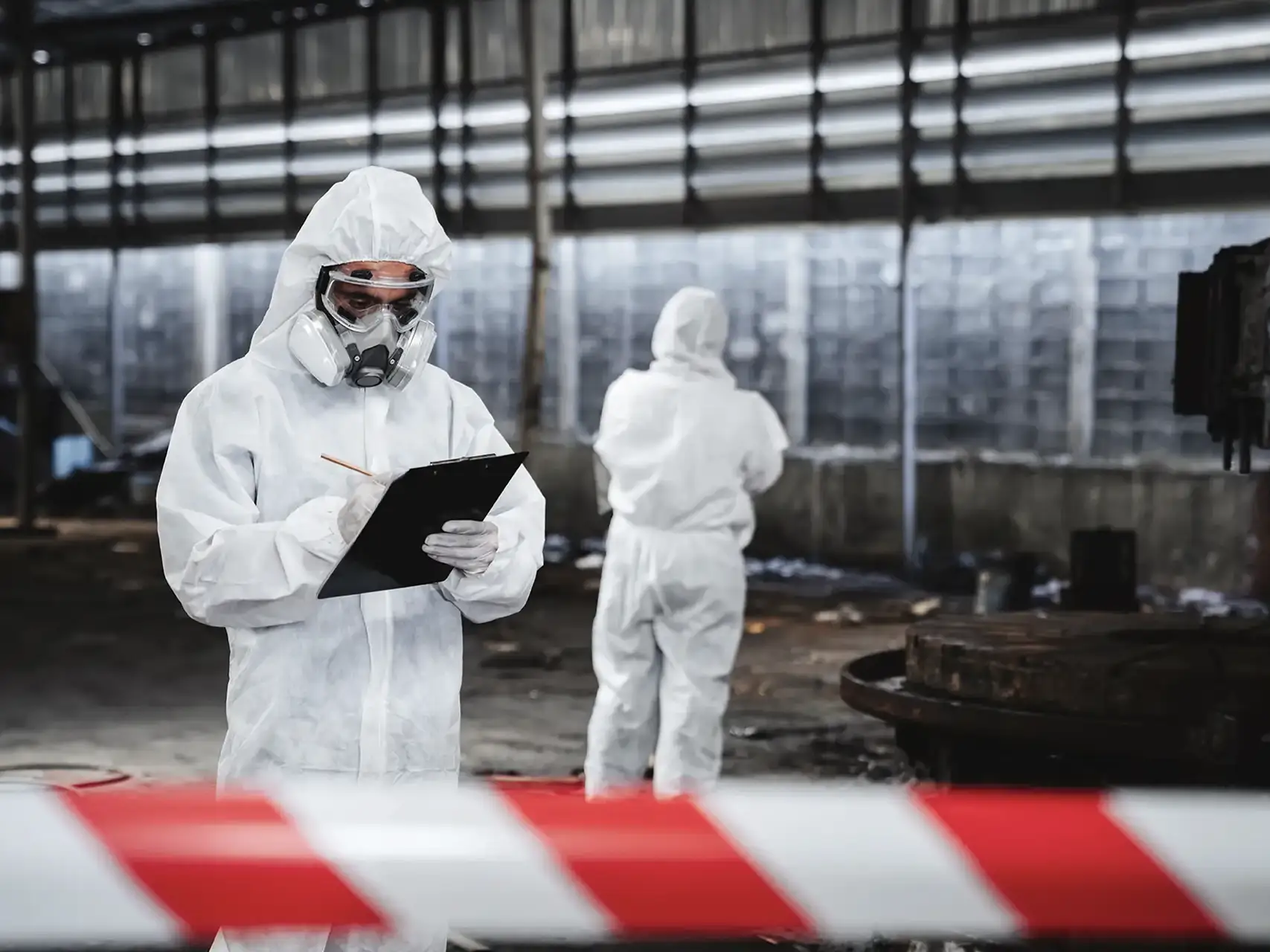 schadstoffsanierung und asbest entfernung in Augsburg. Mitarbeiter von Abbruch Unternehmen beseitigen Asbest von Gebäuden und Fassaden.